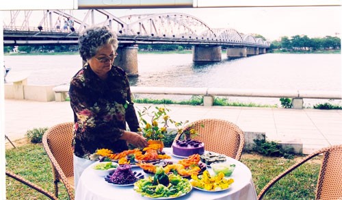 Bà Hà trình bày tiệc các món rồng bên sông Hương